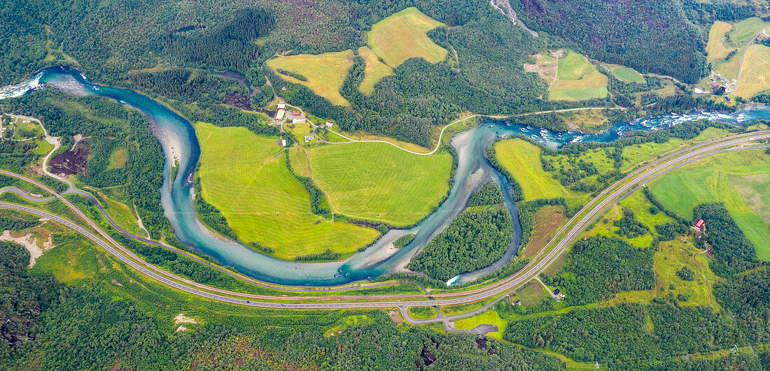 Luftaufnahme des Rauma Flusses und des grünen Tals vom Romsdalseggen-Kamm, Andalsnes, mehr og Romsdal Grafschaft, Norwegen, Skandinavien, Europa