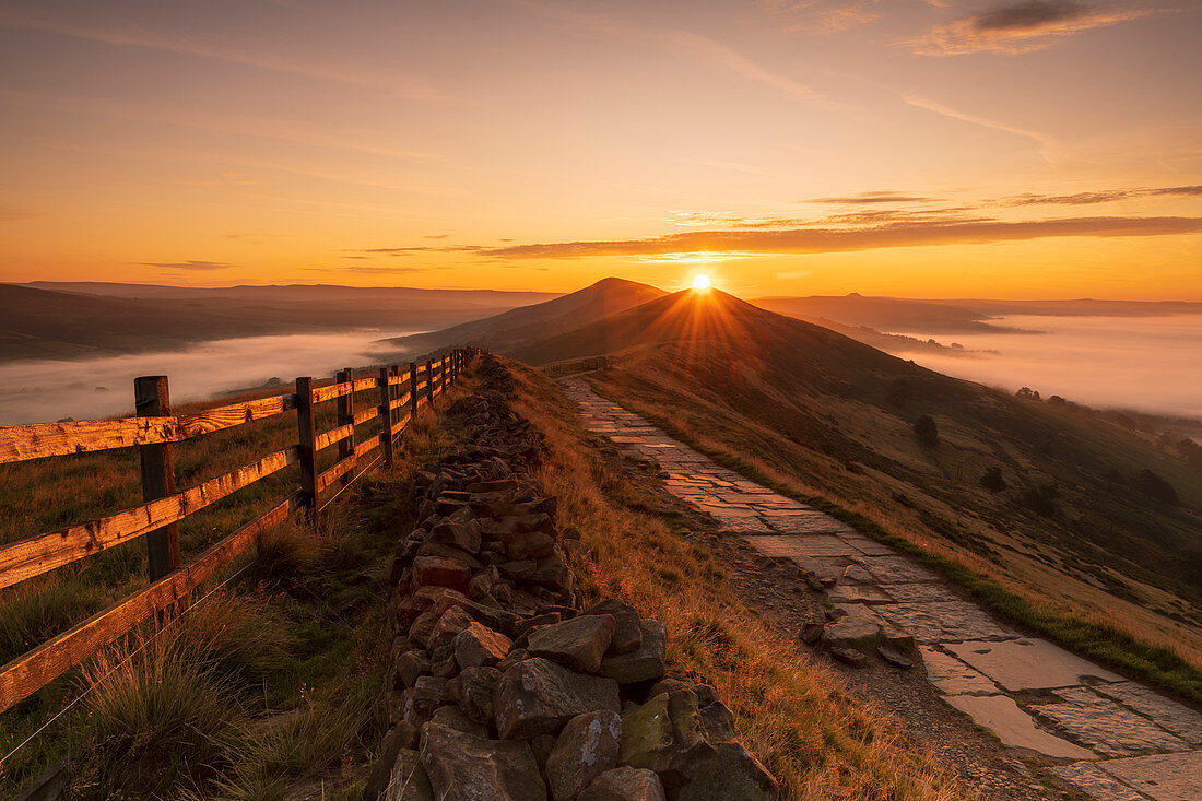Sonnenaufgang über Lose Hill und Back Tor von Mam Tor, Nationalpark Peak District, Derbyshire, England, Großbritannien, Europa