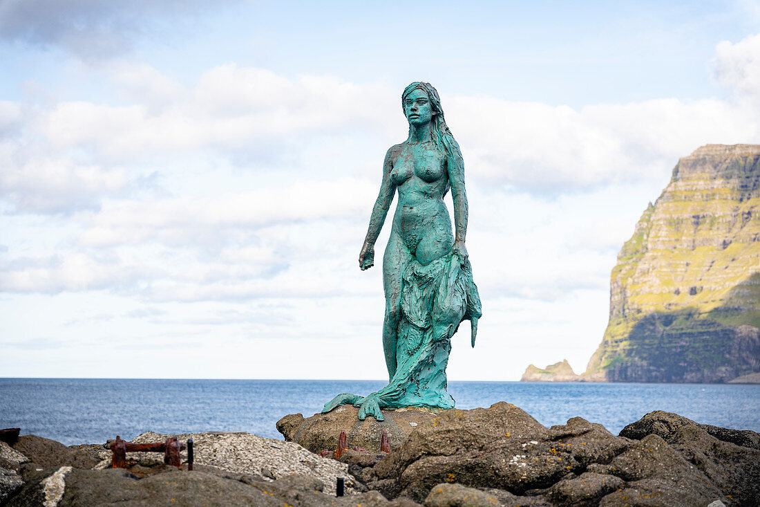 Von Hans Pauli Olsen geschaffene Bronzestatue der Siegelfrau, nach dem Volksmärchen, in dem die Ortschaft Mikladalur verflucht wurde, Mikladalur, Kalsoy, Färöer Inseln, Dänemark