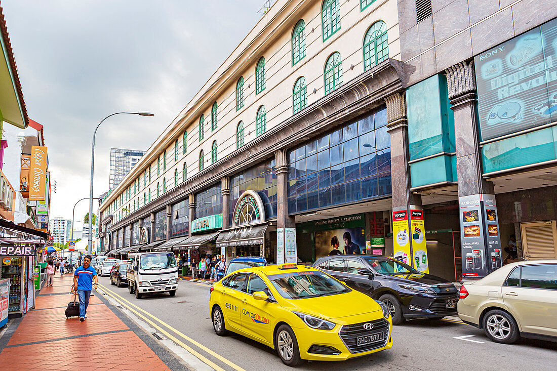 Mustafa Centre, das 24-Stunden-Einkaufszentrum an der Syed Alwi Road im Kulturviertel Little India, Singapur, Asien