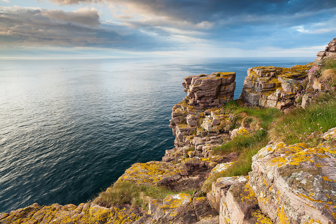 Felsen münden im Meer an der Nordspitze des Cap Frehel, Bretagne, Frankreich