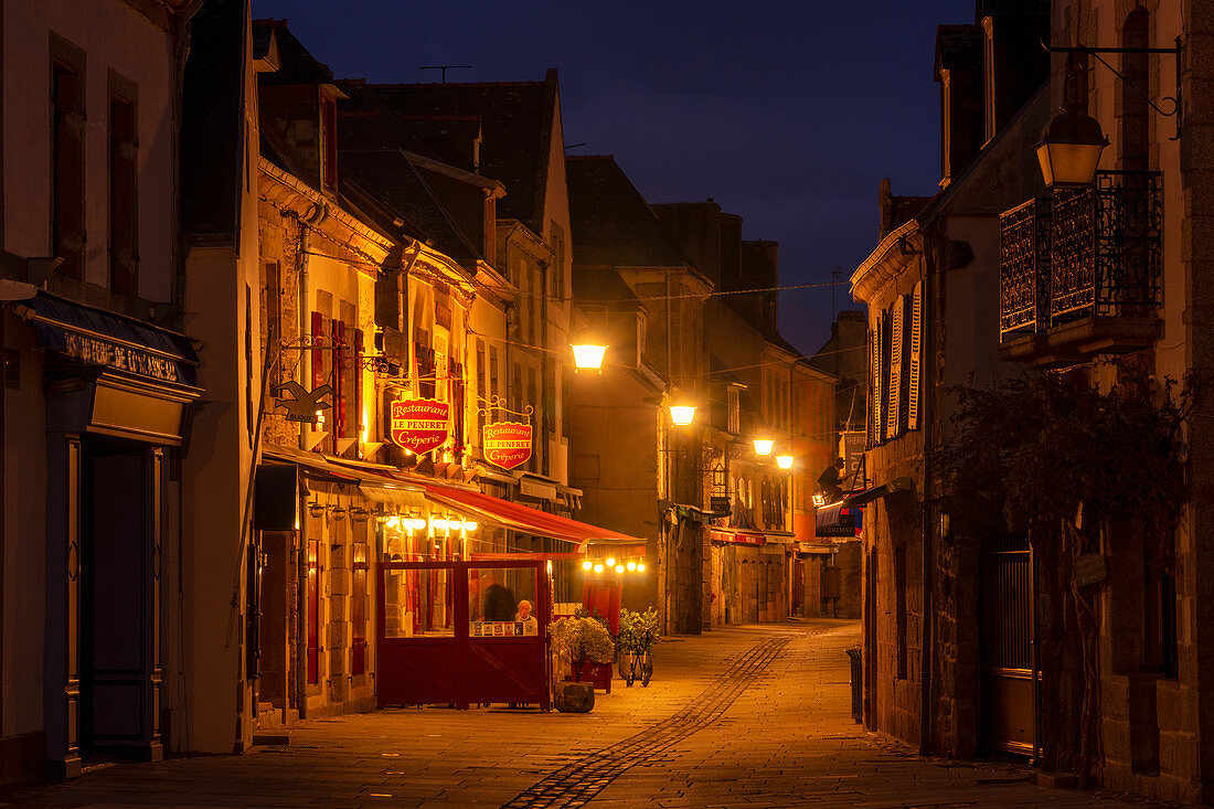 Nachts in der Ville Close, Concarneau, Bretagne, Frankreich