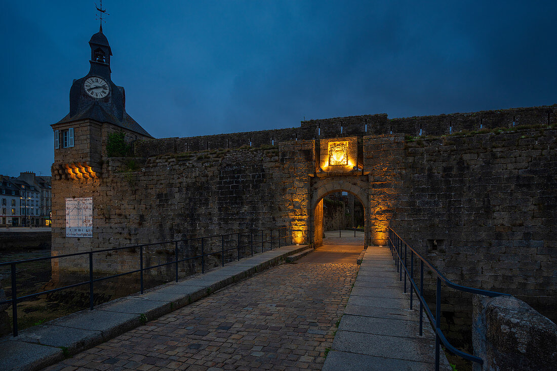 Nachts am äußeren Tor zur Ville Close, Concarneau, Bretagne, Frankreich
