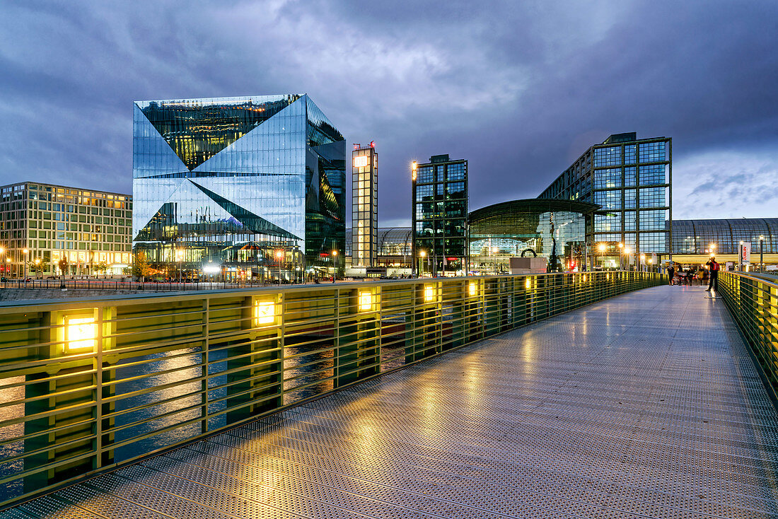 Cube Berlin, modernes Bürogebäude am Washingtonplatz nähe Hauptbahnhof, Glasfassade, Gustav-Heinemann-Brücke, Berlin, Deutschland