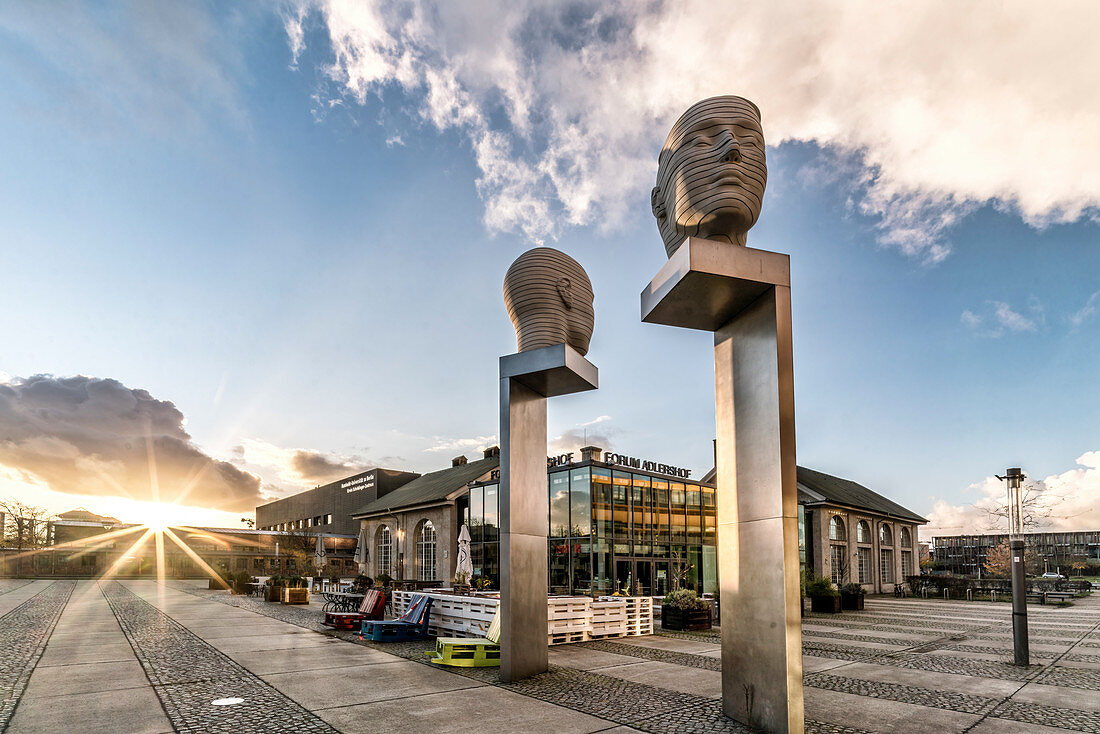 Installation Kopfbewegung im Forum Adlershof, Campus der Humboldt-Universität, Forumsplatz, Adlershof, Treptow-Köpenick, Berlin, Deutschland