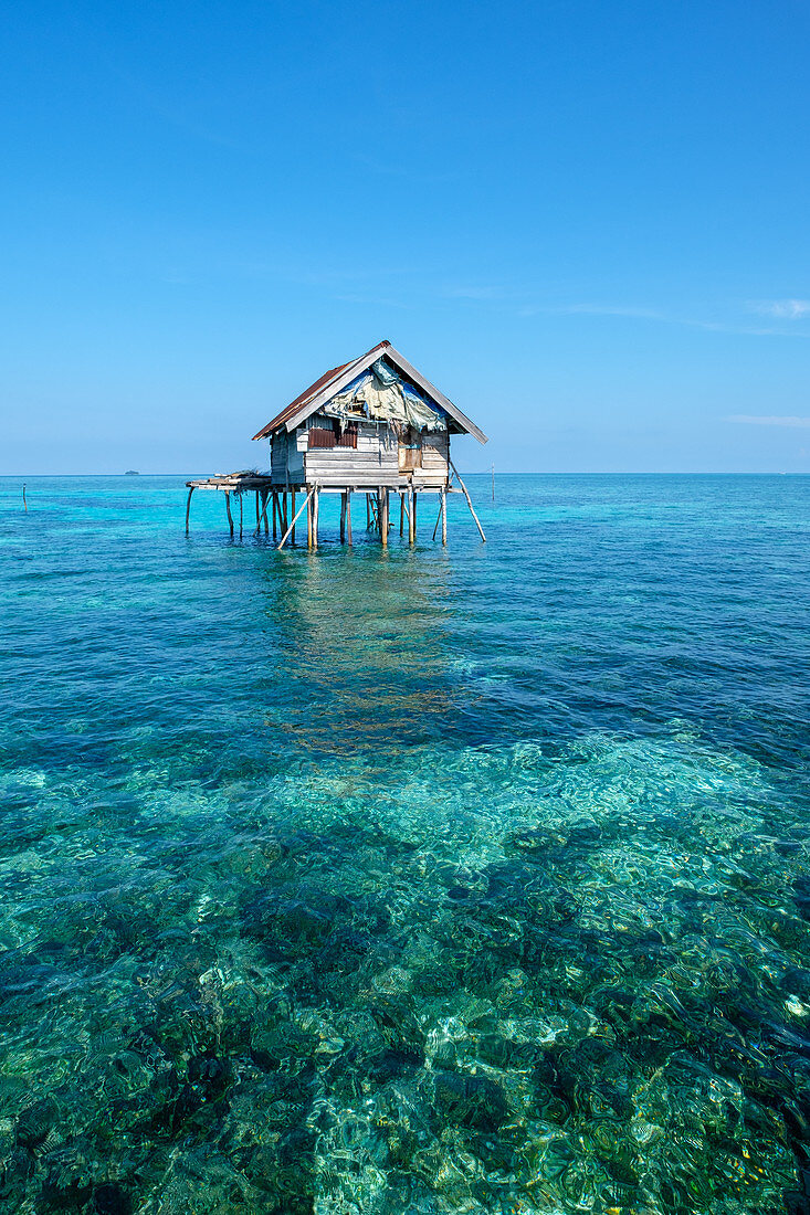 Hütten über dem Wasser von den Bajau-Fischern gebaut, die dort drei Monate im Jahr leben, Togian Islands, Indonesien, Südostasien, Asien