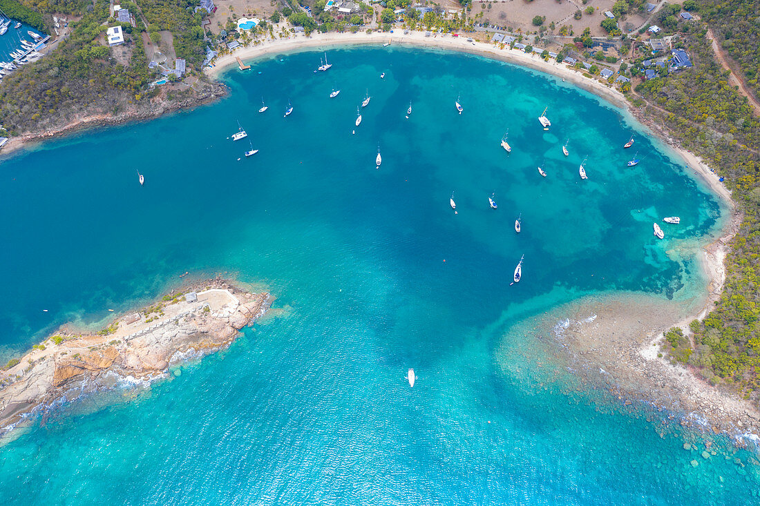 Luftaufnahme von Booten in der blauen Karibik neben Galleon Strand, Antigua, Antigua und Barbuda, Inseln über dem Winde, Westindische Inseln, Mittelamerika
