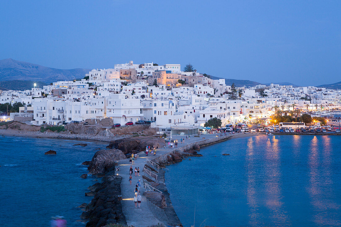 Hora (Altstadt) mit Damm zum Apollontempel im Vordergrund, Insel Naxos, Kykladengruppe, griechische Inseln, Griechenland, Europa