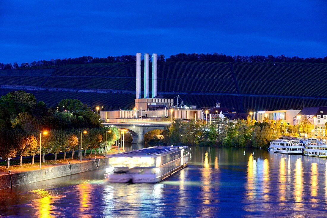 Blick über den Main mit Kraftwerk und Weinberg, Würzburg, Unter-Franken, Bayern, Deutschland