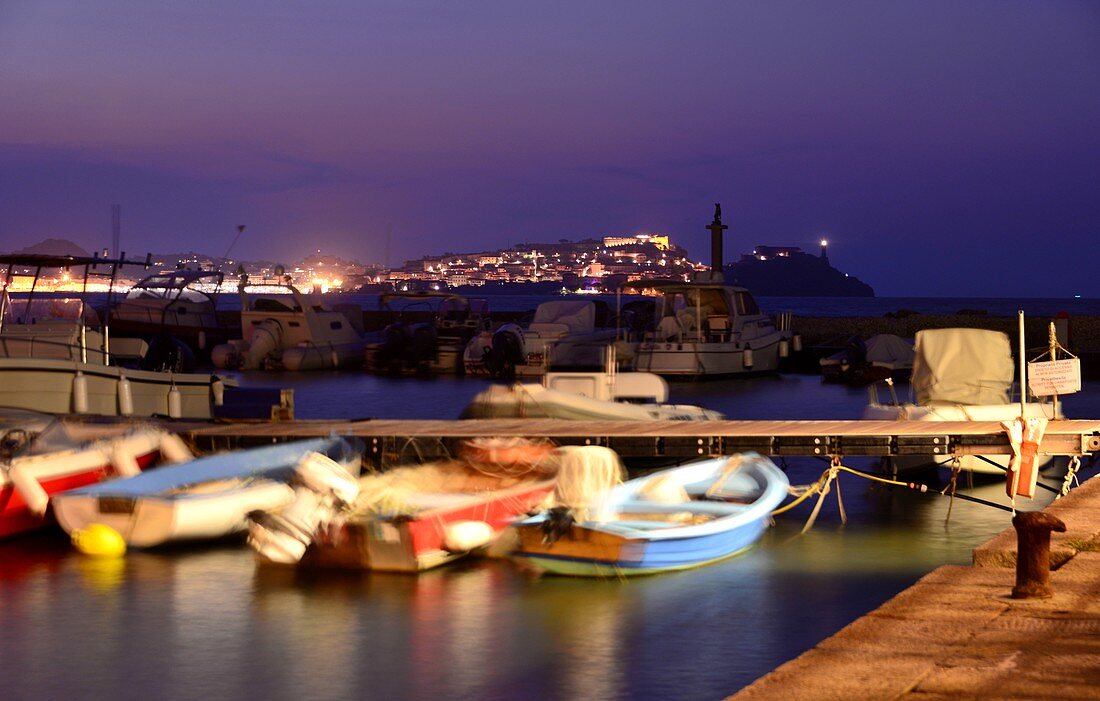 Abends Magazzini in der Bucht von Portoferraio, Elba, Toskana, Italien