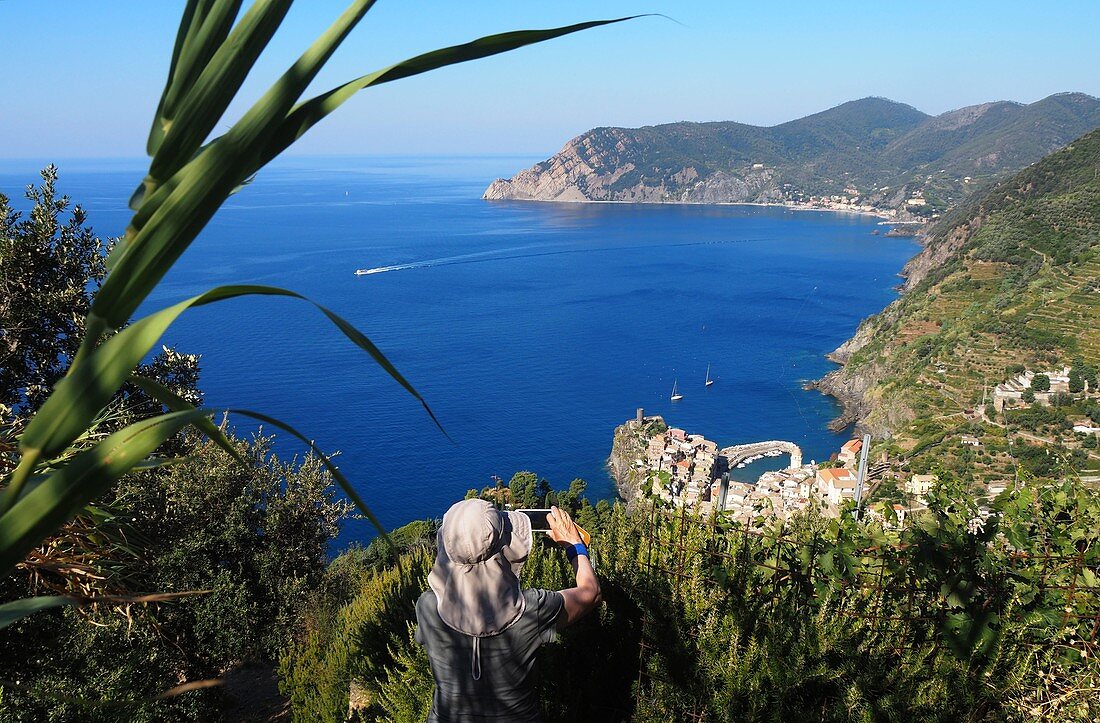 Vernazza mit Bucht von Monterosso, Cinque Terre, Ostküste von Ligurien, Italien