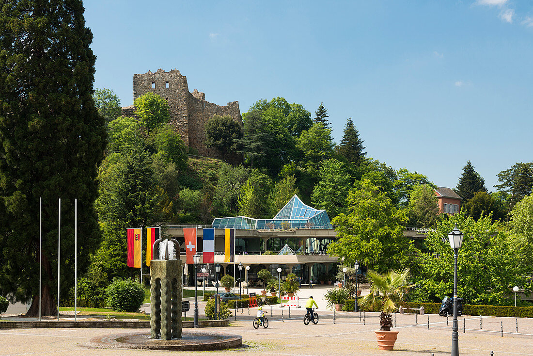 Kurhaus und die Ruine der Burg Baden, Badenweiler, Markgräflerland, Schwarzwald, Baden-Württemberg, Deutschland