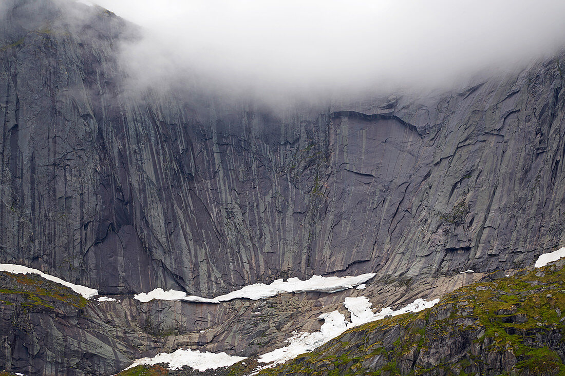 Felswand vor Nusfjord, Flakstadoeya, Lofoten, Nordland, Norwegen, Europa