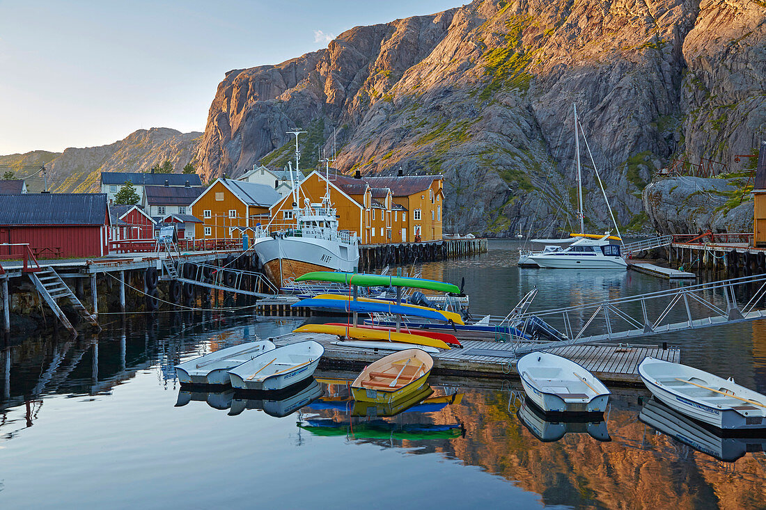 Rorbuer in Nusfjord, Sonnenuntergang, Flakstadoeya, Lofoten, Nordland, Norwegen, Europa