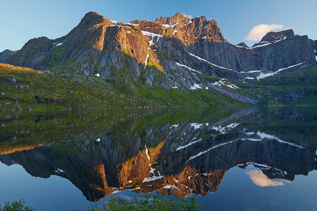 Sonnenuntergang am Storvatnet bei Nusfjord, Flakstadoeya, Lofoten, Nordland, Norwegen, Europa