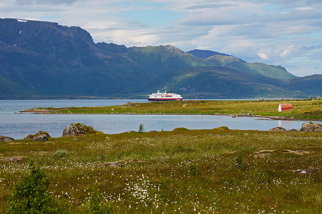 Hurtigruten - Schiff im Sortlandsundet bei Maurnes, Hinnoeya, Lofoten, Nordland, Norwegen, Europa