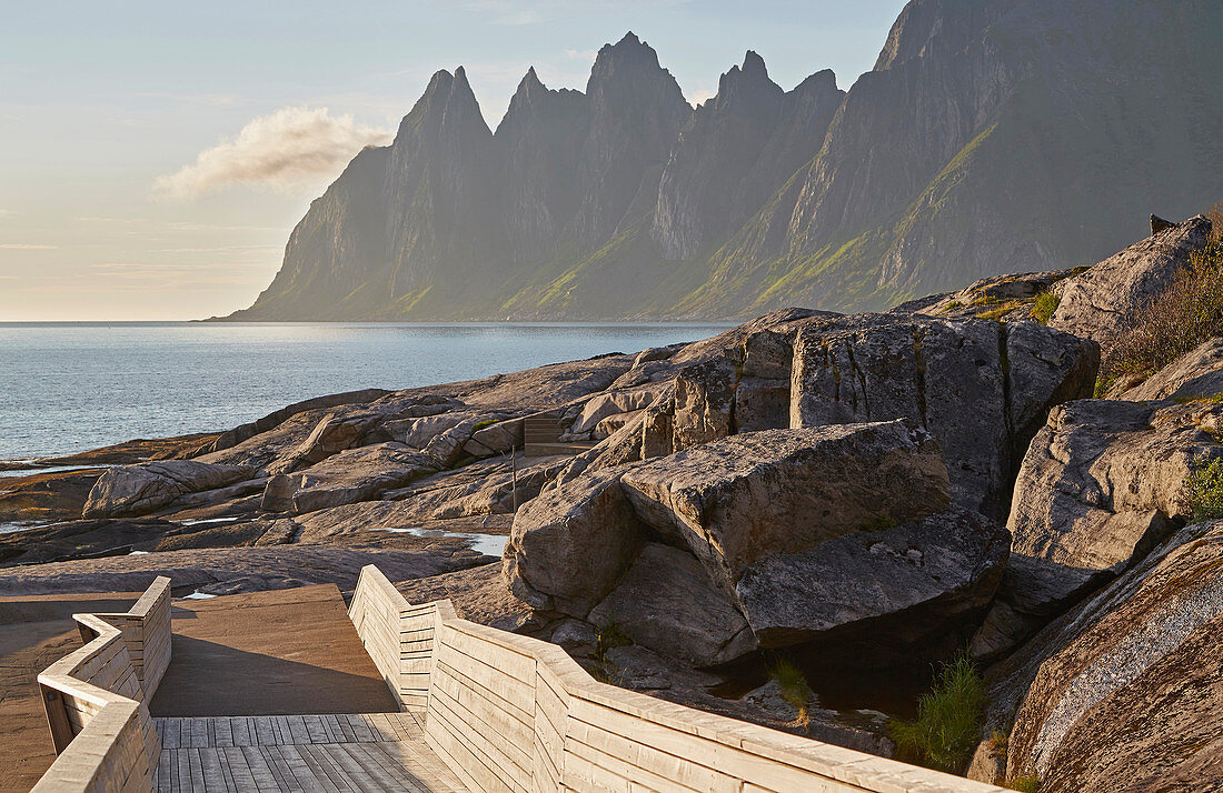 Blick von Tungeneset zum Okshornan, Insel Senja, Troms, Norwegen, Europa
