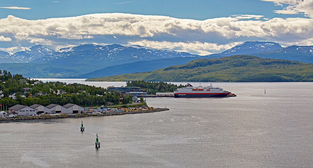 Hurtigruten - Schiff in Finnsnes am Gisundet, Insel Senja, Troms, Norwegen, Europa