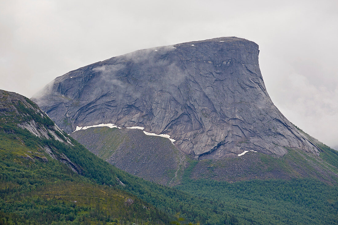 Blick über den Fjerdevatnet zum Krakmotinden, Nordland, Norwegen, Europa