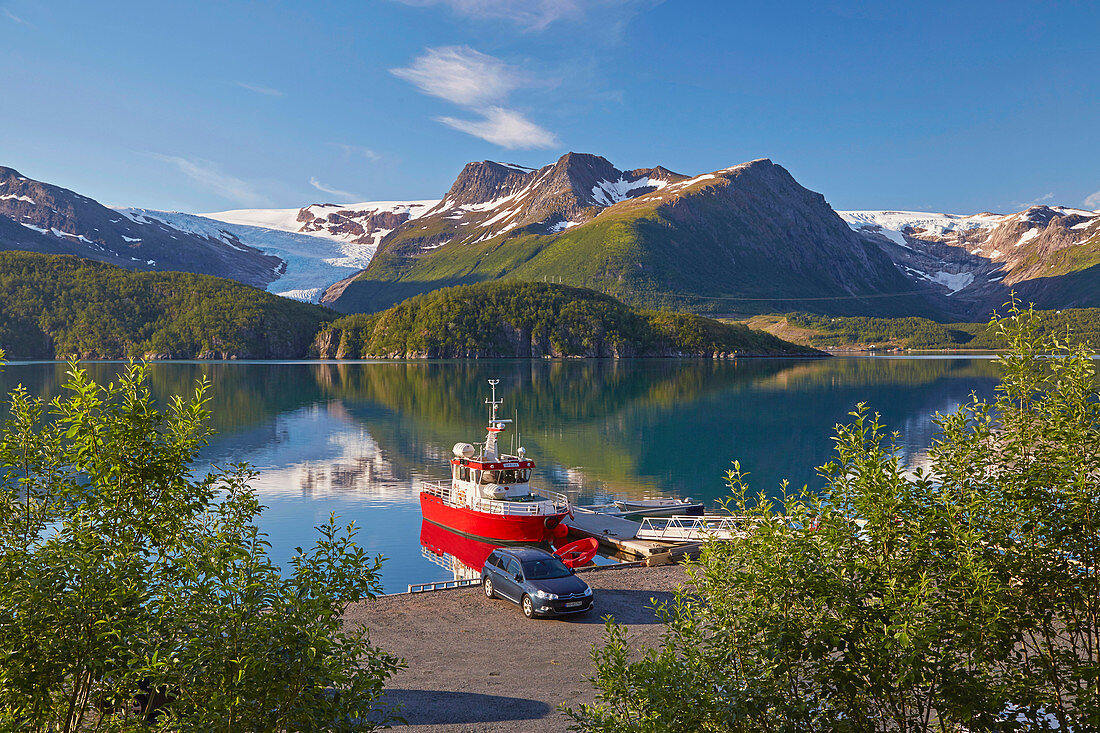 Blick über den Holandsfjorden zum Svartisen, Nordland, Norwegen, Europa