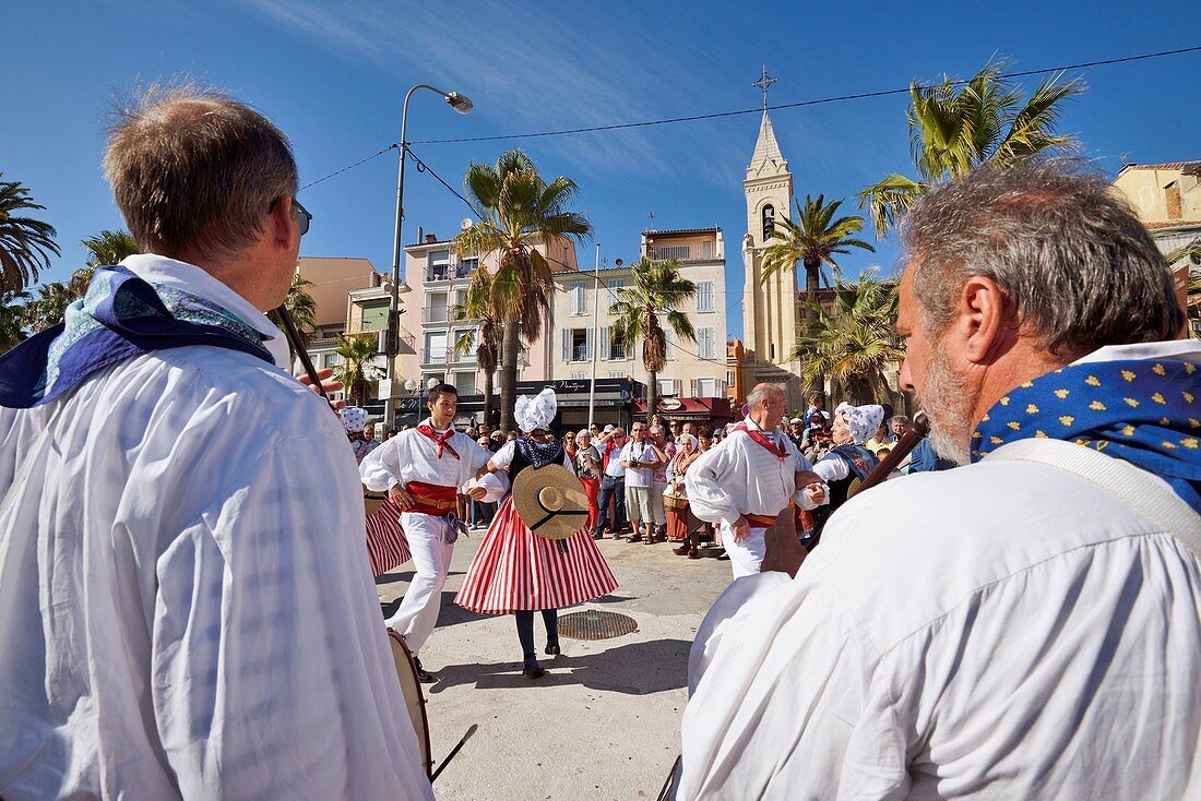 Frankreich, Var, Sanary sur Mer, der Hafen, traditionelle provenzalische Tänze während der Heritage Days, Musiker, Galoubet und Tamburin