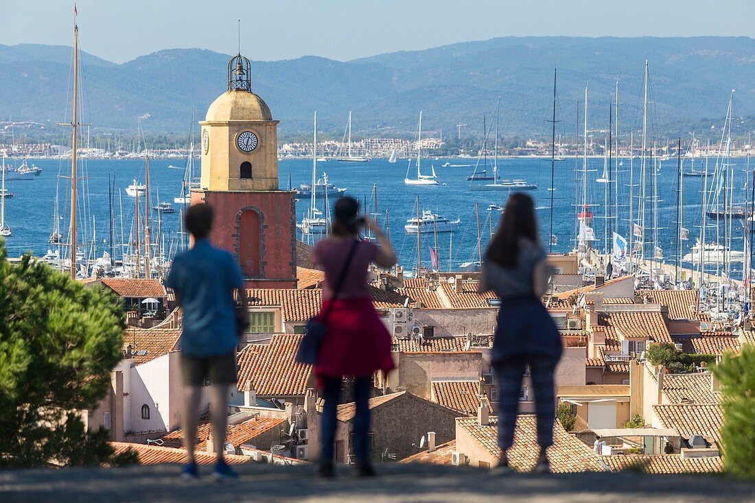 Frankreich, Var, Saint-Tropez, Pfarrkirche Notre-Dame Mariä Himmelfahrt und die traditionellen Yachten anlässlich der &quot,Voiles de Saint-Tropezundquot;