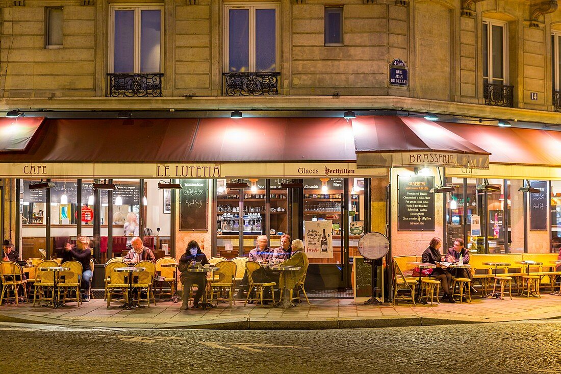 France, Paris, Ile Saint Louis, the cafe Le Lutetia