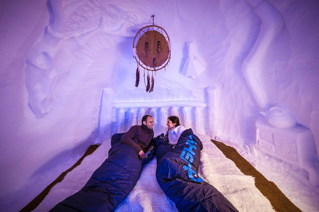 Frankreich, Savoie, Tarentaise-Tal, Vanoise-Massiv, Skigebiet Arcs 2000, eine Nacht im Schlafzimmer des Trappers in der Skulpturengalerie des Iglu-Dorfes während der Wintersaison 2017-2018