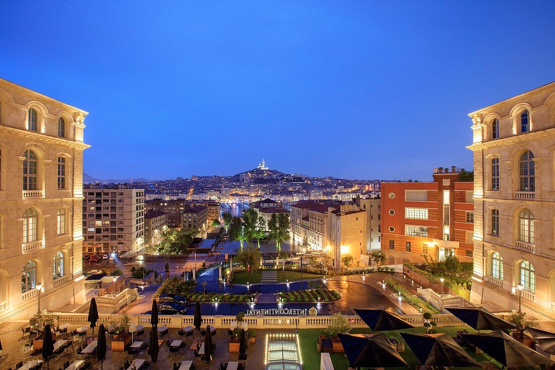 Frankreich, Bouches du Rhone, Marseille, Euromediterranee-Zone, Rathausviertel, Villeneuve Bargemon-Platz, Basilika Notre Dame de la Garde vom Hotel Intercontinental, dem ehemaligen Hotel Dieu (16. Jahrhundert)