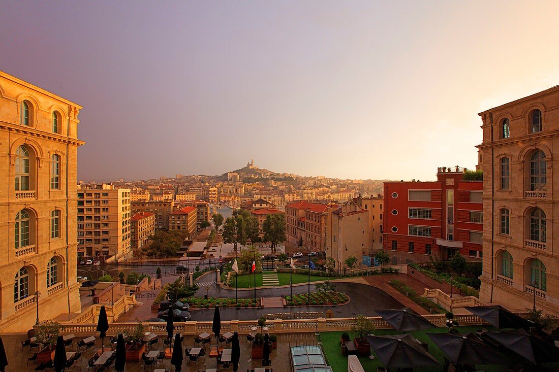 Frankreich, Bouches du Rhone, Marseille, Euromediterranee-Zone, Rathausviertel, Villeneuve Bargemon-Platz, Basilika Notre Dame de la Garde vom Hotel Intercontinental, dem ehemaligen Hotel Dieu (16. Jahrhundert)