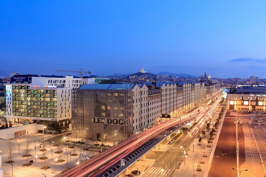 Frankreich, Bouches du Rhone, Marseille, Euromediterranee-Zone, La Joliette-Bezirk, Henri Verneuil-Platz, Euromediterranee-Boulevard, Les Docks, Autobahn A55 und der Joliette-Tunneleingang von der Silo Lady of the Guard im Hintergrund