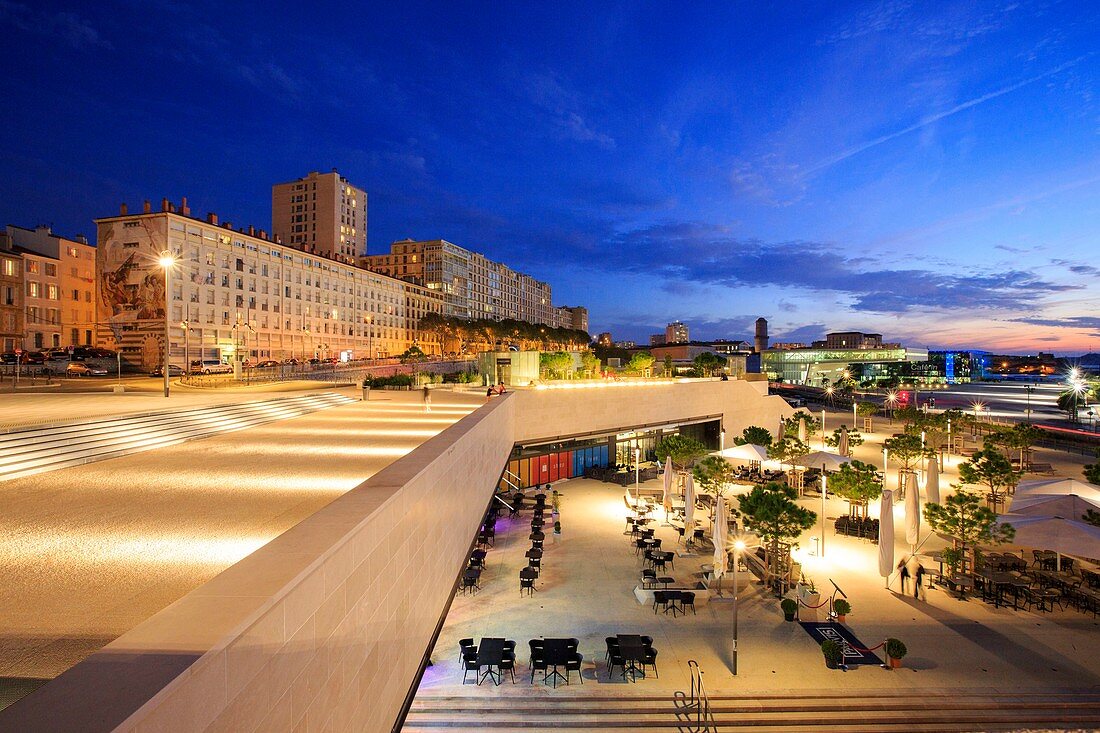 Frankreich, Bouches du Rhone, Marseille, Euromediterranee-Zone, Bezirk La Joliette, Place Albert London, La Vallee de la Tourette und Esplanade du J4 im Hintergrund