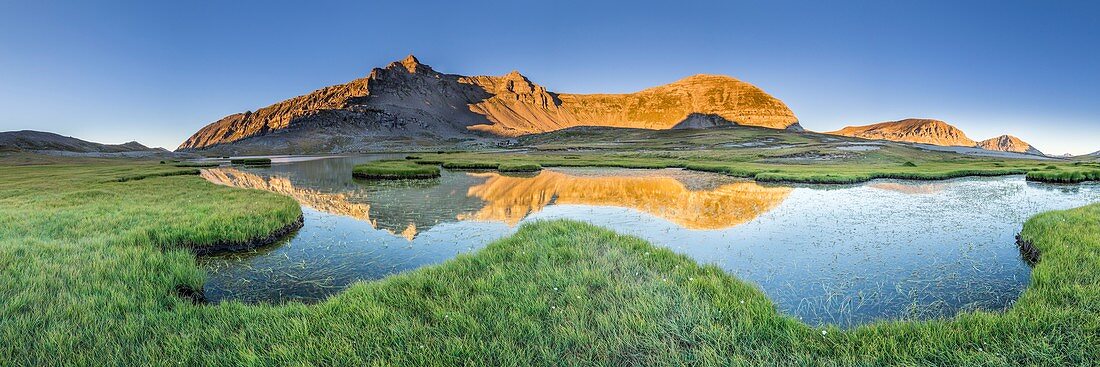 Frankreich, Alpes-de-Haute-Provence, Nationalpark Mercantour, Haut Verdon, Colmar, Torfmoore auf dem Plateau der Ligninseen (2276 m), links der Rocher du Carton (2598 m), rechts der Grand Coyer ( 2693 m) und der Berg Karton (2614 m)