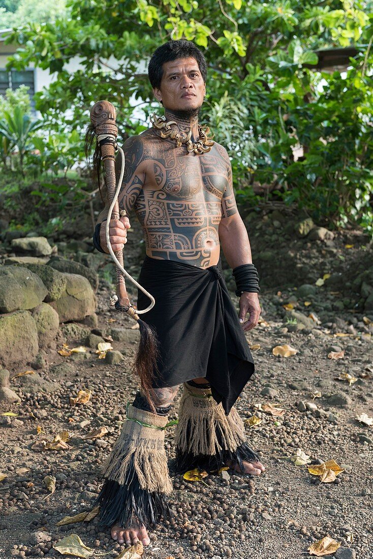 Frankreich, Französisch-Polynesien, Marquesas-Archipel, Tahuata-Insel, Hapatoni, Mann mit Marquesan-Tätowierungen und einer Keule, Porträt des Tehautetua-Bildhauers und Tänzers