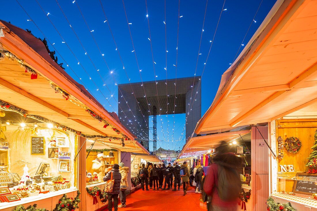 Frankreich, Hauts de Seine, La Defense, der Weihnachtsmarkt und die Grande Arche