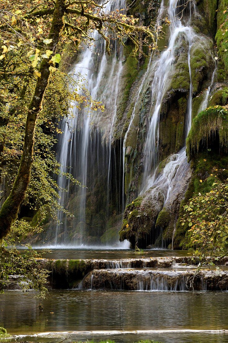 Frankreich, Jura, Les Planches Pres Arbois, Quelle des kleinen Cuisance, des Tuffs-Wasserfalls