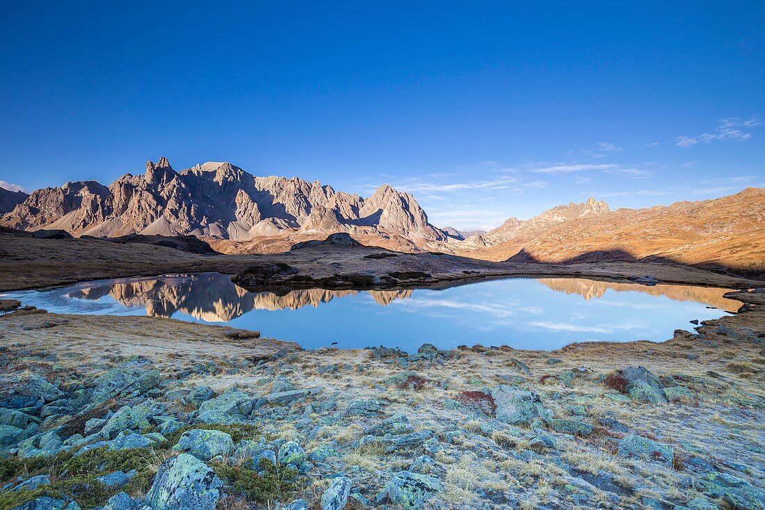Frankreich, Hautes Alpes, Nevache, Claree-Tal, Spiegelbild des Cerif-Massivs (3093 m) an einem unbenannten See zwischen Long- und Rond-See, links die Gipfel des Main de Crepin (2942 m)