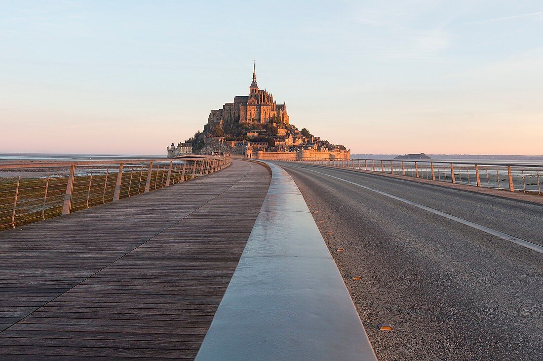 Frankreich, Manche, Bucht von Mont Saint Michel, von der UNESCO zum Weltkulturerbe erklärt, Fußgängerbrücke von Architekt Dietmar Feichtinger und Mont Saint Michel