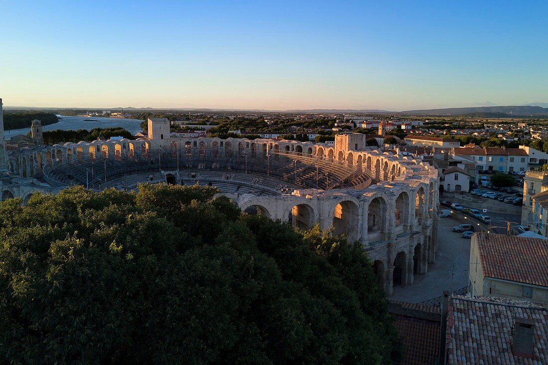 Frankreich, Bouches du Rhone, Arles, die Arenen, Römisches Amphitheater 80-90 n. Chr., Historisches Denkmal, von der UNESCO zum Weltkulturerbe erklärt und die Rhone im Hintergrund