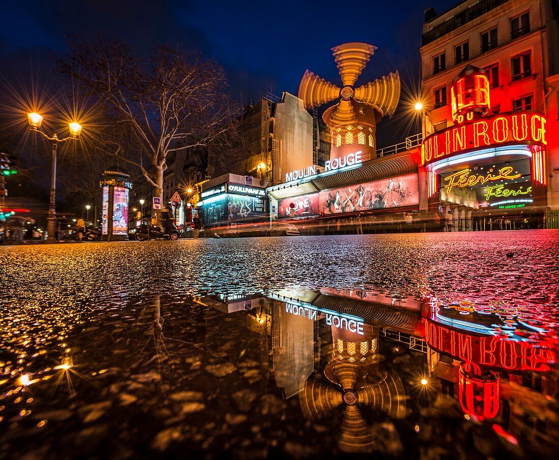 Frankreich, Paris, Paris, Das Moulin Rouge nach Regen (Moulin Rouge, Marke, Antrag auf Genehmigung vor Veröffentlichung erforderlich)