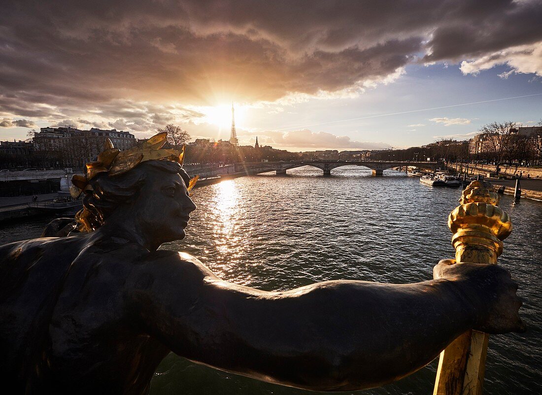 Frankreich, Paris, Paris, von der UNESCO zum Weltkulturerbe gehörendes Gebiet, Sonnenuntergang über der Seine von der Alexander-3-Brücke