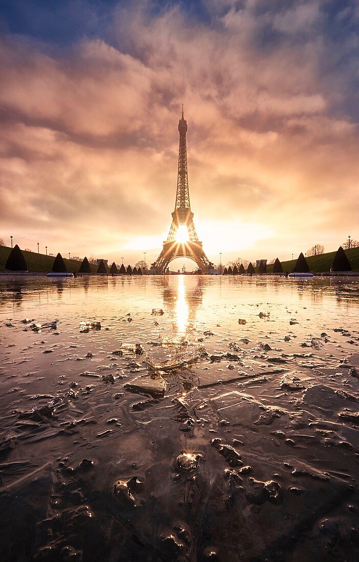 Frankreich, Paris, Paris, von der UNESCO zum Weltkulturerbe gehörendes Gebiet, der Eiffelturm und der gefrorene Trocadero-Pool