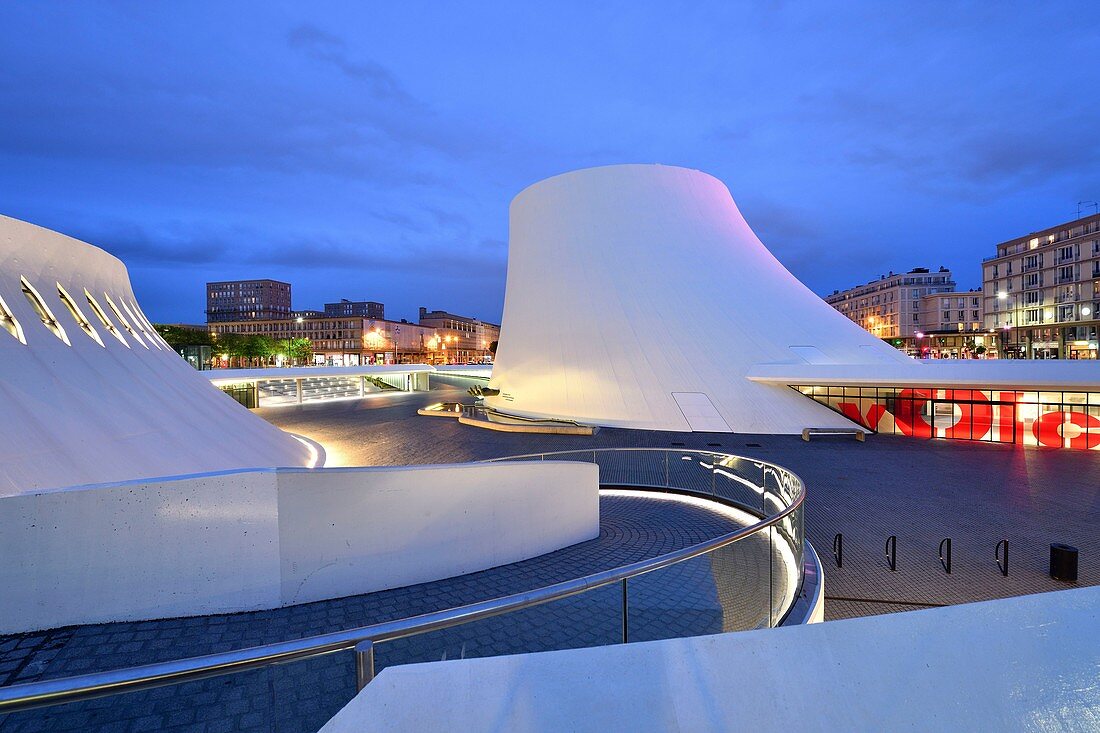 Frankreich, Seine Maritime, Le Havre, von Auguste Perret wiederaufgebaute Stadt, die von der UNESCO zum Weltkulturerbe erklärt wurde, Space Niemeyer, Le Volcan (Der Vulkan) des Architekten Oscar Niemeyer, das erste in Frankreich erbaute Kulturzentrum