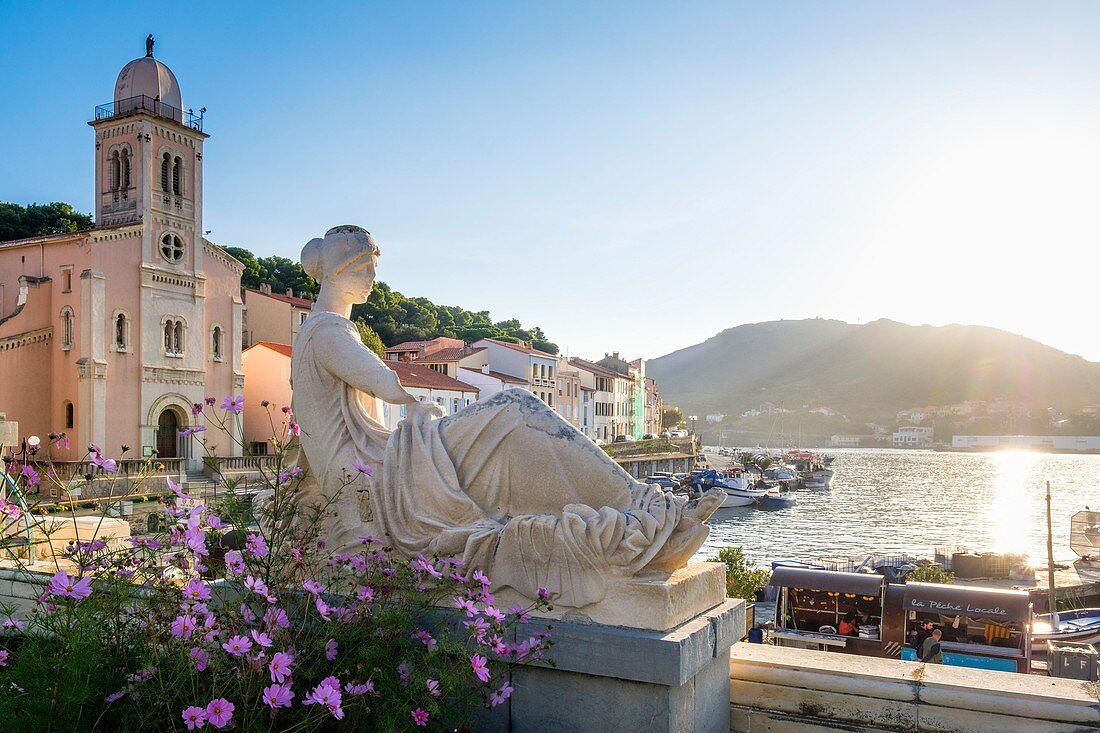 Frankreich, Pyrenäen Orientales, Côte Vermeille, Port-Vendres, Kirche Notre-Dame de Bonne-Nouvelle und das Denkmal, Steinskulptur von Aristide Maillol