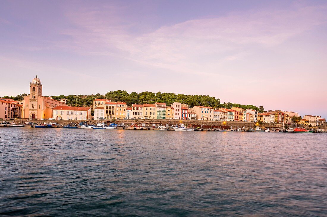 Frankreich, Pyrenäen Orientales, Côte Vermeille, Port-Vendres, Hafen, Quai du Fanal und Kirche Notre-Dame de Bonne-Nouvelle