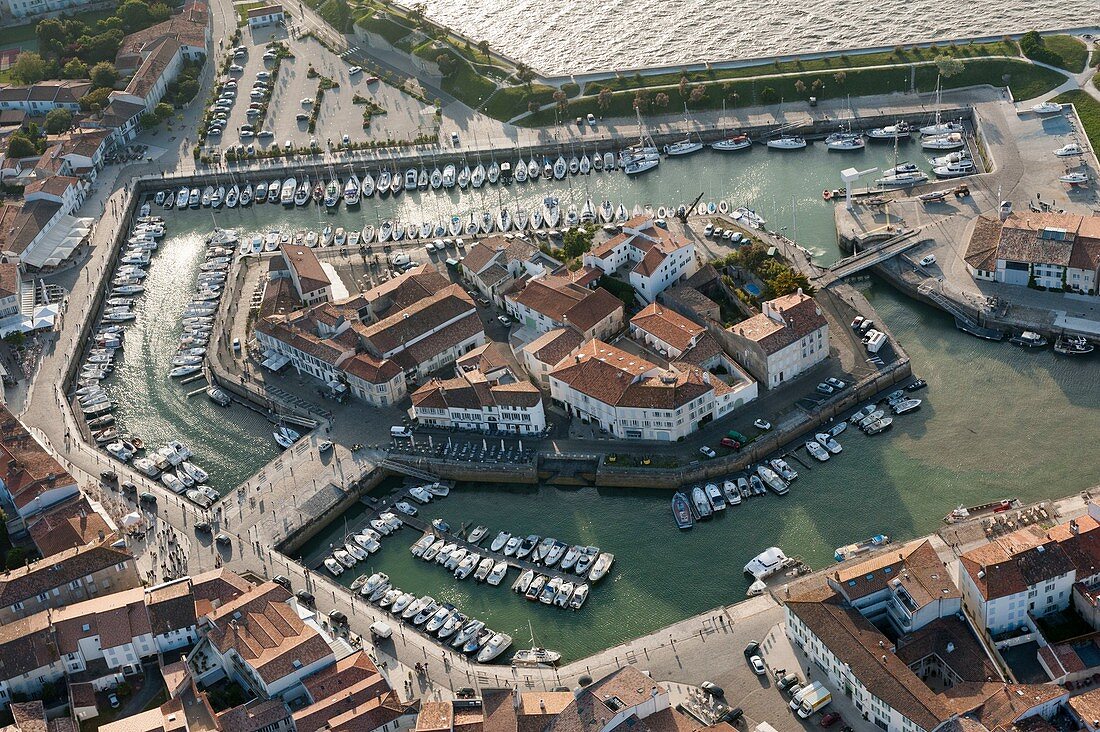 Frankreich, Charente Maritime, St. Martin de Re, Befestigungen von Vauban, die von der UNESCO zum Weltkulturerbe erklärt wurden, der Hafen (Luftaufnahme)