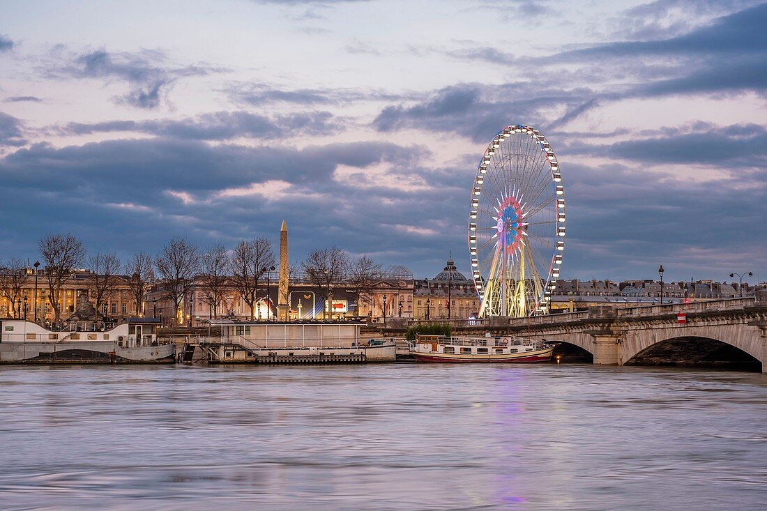 Frankreich, Paris, die von der UNESCO zum Weltkulturerbe gehörenden Ufer der Seine, die Flut der Seine (Januar 2018), Riesenrad und Obelisk am Concorde-Platz und die Concorde-Brücke