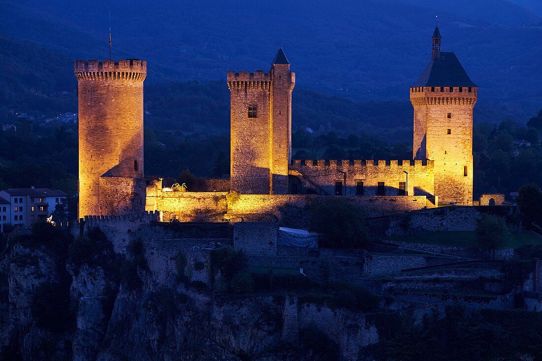 Frankreich, Ariege, Foix, Contal Schloss von Gaston Febus und Grafen von Foix mit Blick auf die Stadt, Beleuchtung bei Einbruch der Dunkelheit