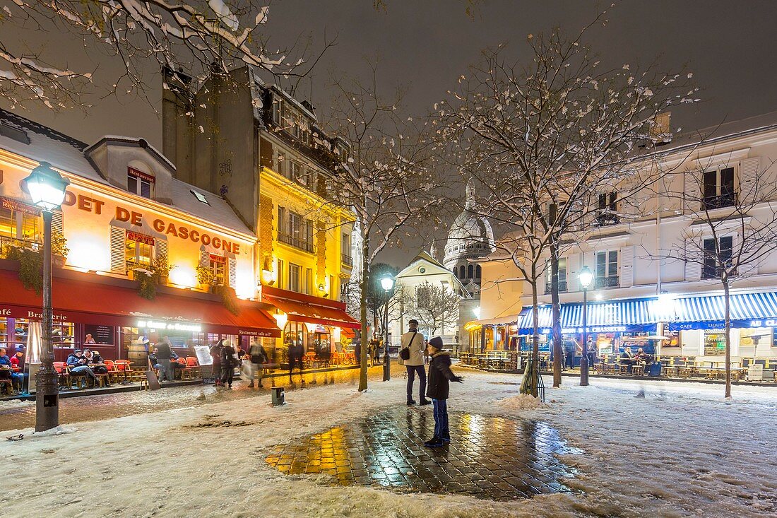 France, Paris, Montmartre, Place du Tertre et le Sacre Coeur, snowfalls on 07/02/2018