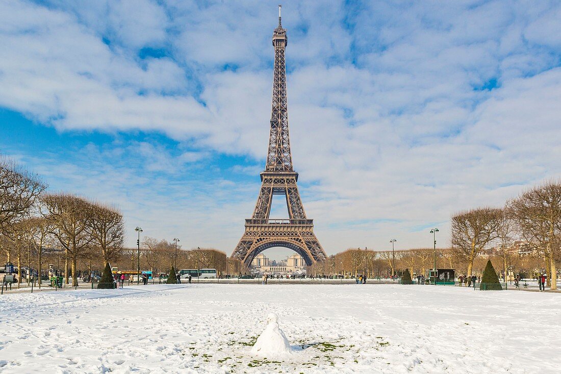 Frankreich, Paris, Gebiet, das von der UNESCO zum Weltkulturerbe erklärt wurde, die Champs de Mars und der Eiffelturm, Schneefälle am 07/02/2018